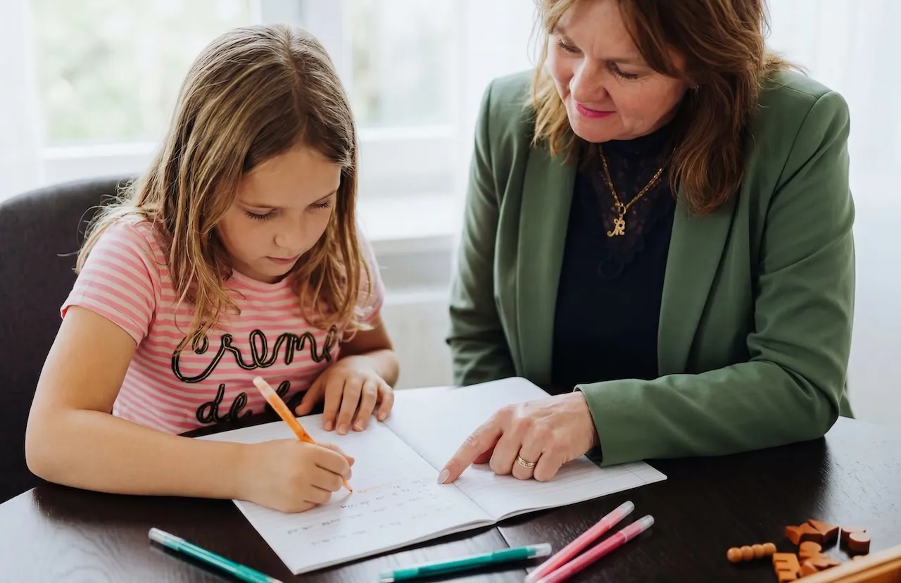 Mandy helpt een kind met schrijven bij Wijszijn Coaching