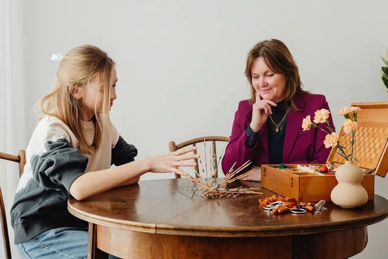 Mandy begeleidt een jongere bij Wijszijn Coaching